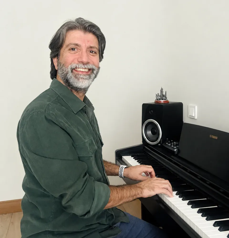 Piyano eğitmeni Can Alpay kendi enstrümanının başında